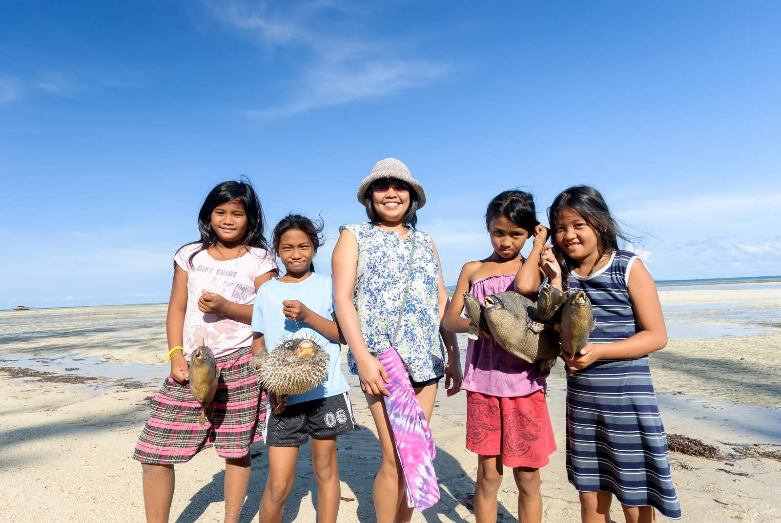 Cagbalete kids selling stuffed fishes