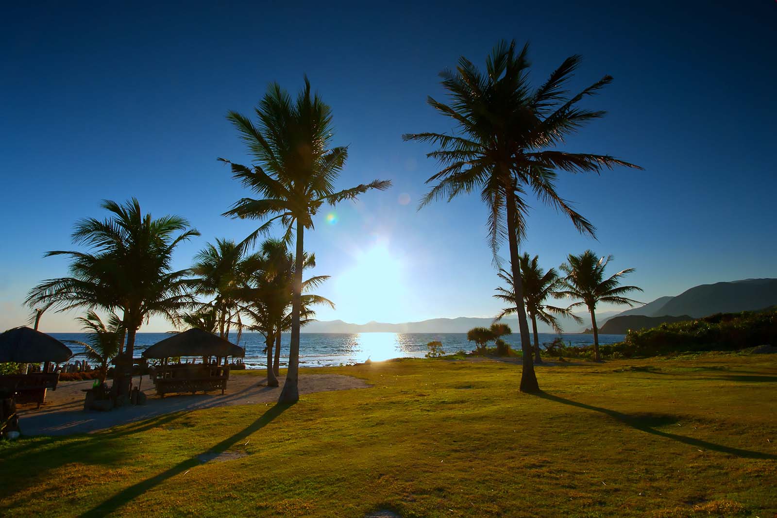 Casa Consuelo's expansive beachfront lawn
